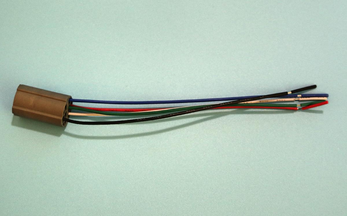 Fassung mit 15 cm Kabelbaum für 19 mm Schalter/Taster Fassung mit 15 cm Kabelbaum für 19 mm Schalter/Taster